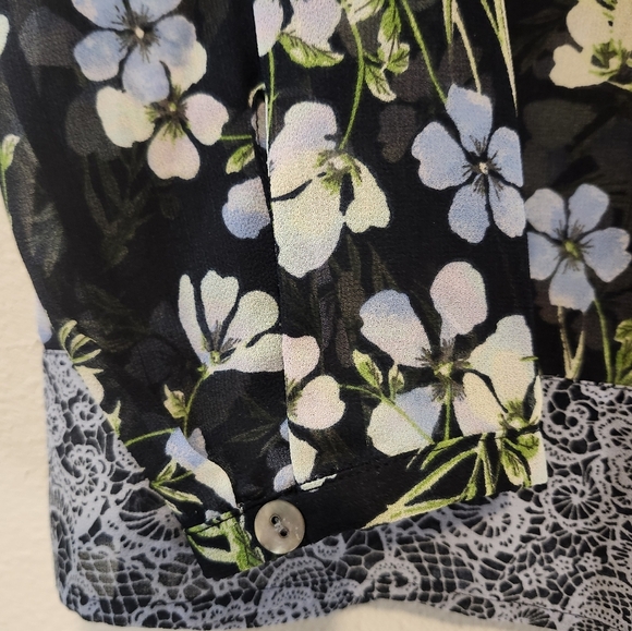 J. Jill Navy Blue Floral And Lace Blouse With Mother Of Pearl Button Detail Sz M - Picture 7 of 8